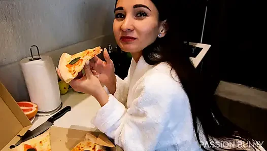 Ağzımda döl sause ile pizza yemeği