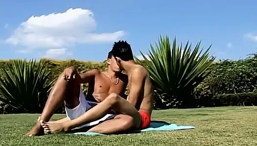 Latin havuz başında sikişiyor