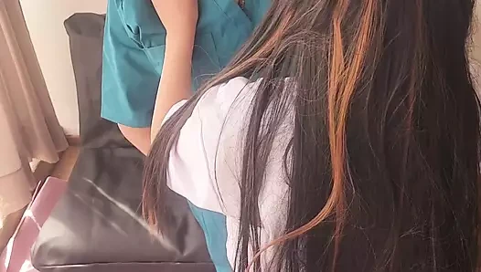 Bir hemşireyi doktorun bekleme odasında beni sikmesi için ikna ettim. Bana zam için götünü verdi ve bir fahişe gibi inledi! ...