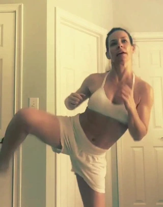 Evangeline lilly ağır ağır abs ve kabarık göğüsler