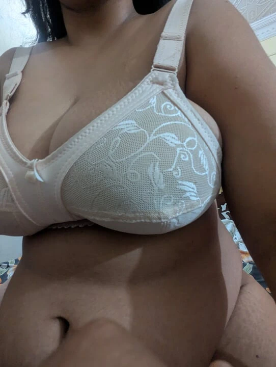 Zara bhabi frinds ile sikişiyor