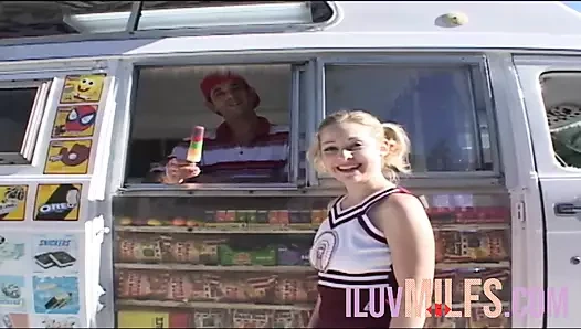 Küçük memeli sarışın bebek domalarak sikişmeye bayılıyor