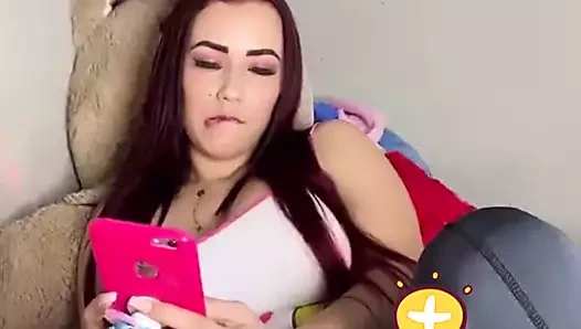 Sıcak latina kız sunar kedi içinde web kamerası 2