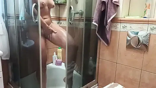 Duşta işiyor ve mastürbasyon yapıyor