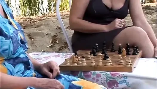 Lezbiyenler sarışın orta yaşlı seksi kadın piknik partisi