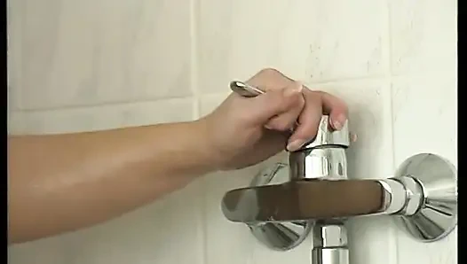 Kısa saçlı genç kız duş alıyor