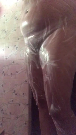 Bhuhan kızım duşta