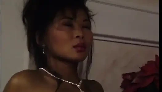 Asyalı ateşli sürtük banyoda sikiliyor