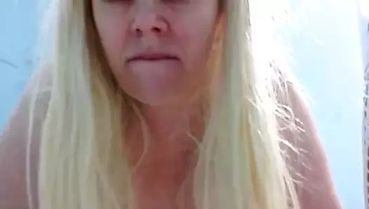 Seksi sarışın brenda adalet şarkı söylüyor