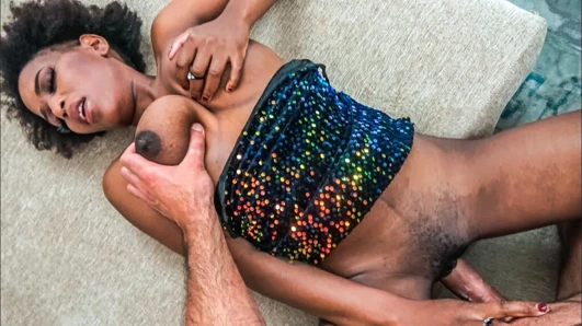 Afrikalı oyuncu seçmeleri - güzel amatör zenci model patronuyla sikişiyor