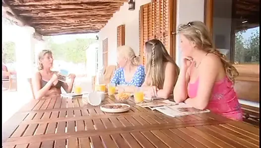 Yüzme havuzunda ateşli orta yaşlı seksi kadınlar