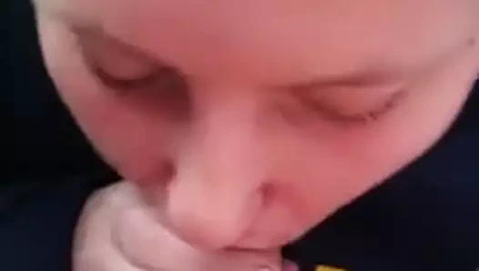 Sevimli kız araba oral seks ve boşalmak su sıçramalarına kapalı onu yüz