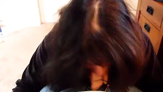 ŞAMPIYONA ORTA YAŞLı SEKSI KADıN YARAK EMIYOR