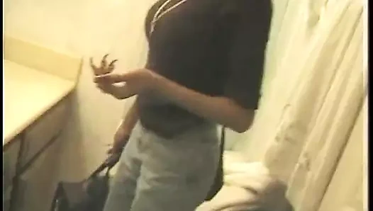 Sıska zenci kız banyoda nazik seks yaptıktan sonra tüm dölleri emiyor