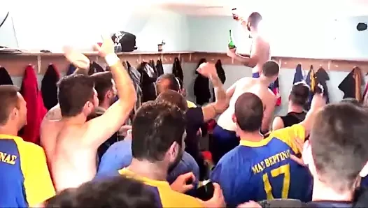 Mas verginas yunan futbol takımı - soyunma odalarında çıplak
