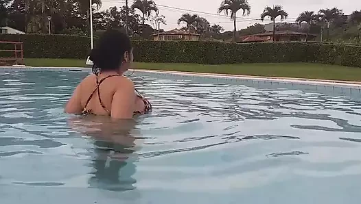 Havuzda büyük göğüslerimi gösteriyorum