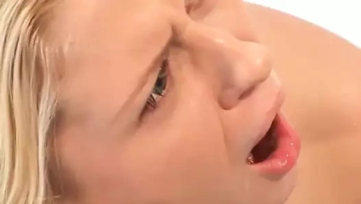 Küçük memeli sarışın tuvalette bir delikten horoz berbat sonra alır o içinde ona kıçından