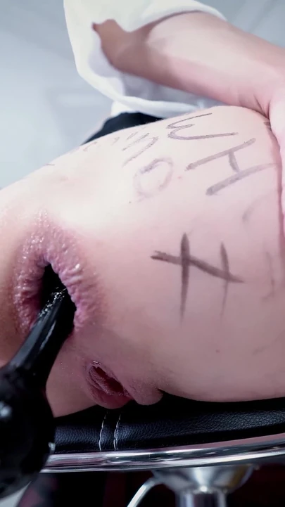 Сногсшибательный момент из "Анального эксаминации. Masha Yang растягивает мое очко и проверяет мои пределы с надувным батплагом"