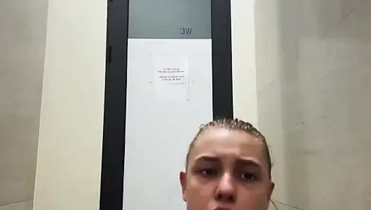 Popüler tiktok kızı herkesin içinde çok fışkırtıyor