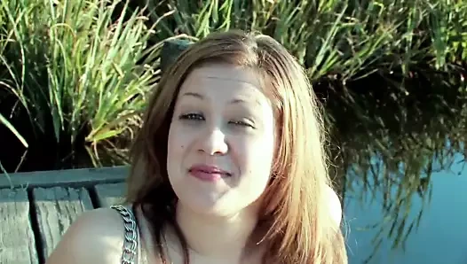 Kanepede sıcak seks eyleminde genç çift