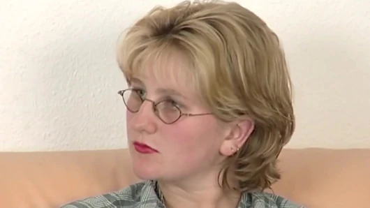 Hamile sarışın orta yaşlı seksi kadın amcığını yalatıyor ve sert sikiliyor