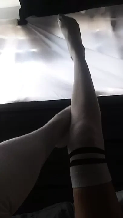 Günlerce bacaklı, beyaz diz boyu giyen seksi seksi kadın