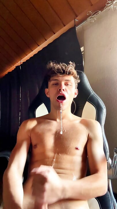 Twink gırtlağına kadar almayı çok seviyor