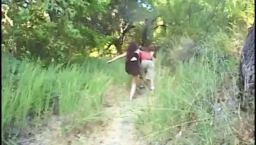 Muhteşem babes bir üçlü açık havada çarptım almak keyfini çıkarın