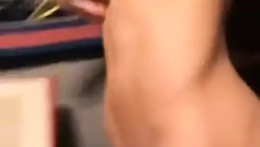 vücudunu sergiliyor