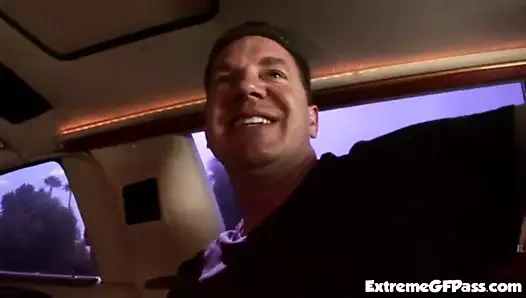 Lyla Storm bir yarağa biniyor ve diğerini emiyor