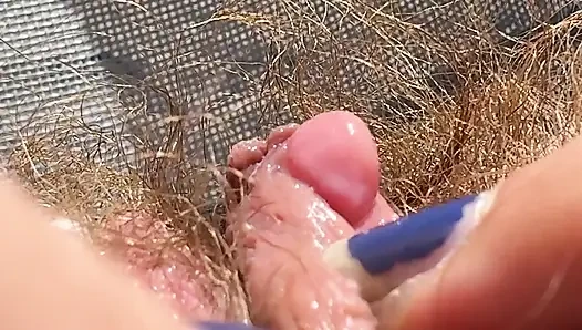 Amatör kıllı kız büyük klitorisle yakın çekimde mastürbasyon yapıyor