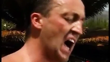 Sarışın sikikleri tarafından the havuz