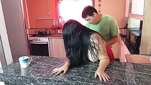 Ateşli üvey annem mutfakta yiyor - rea ayakta sikiliyor