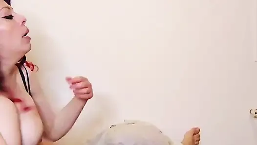MILF ve büyük penisli genç adam onu tamamen seviyor