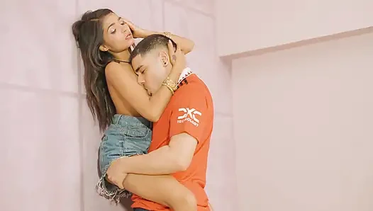 Hintli azgın tenli kolaj öğrencisi iki sınıf arkadaşı tarafından çok sert sikiliyor ve yüzüne boşalma alıyor (Hintçe ses