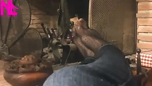 Şöminede hortumlu ayaklarımı ısıtıyor