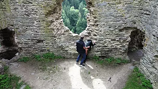 Drone pornosu Bu sürtük dışarıda bir yabancıyla sikişiyor ve bir drone onları şaşırtıyor