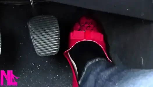 Kırmızı pattent düzlüklerde pedal pompalıyor ve hortumlu ayaklarımı rahatlatıyor