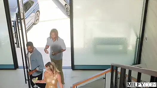 Orta yaşlı seksi yaramaz sarışın ev hanımı Andi Avalon vahşi üçlü grup sekste iki büyük fışkırtıyor