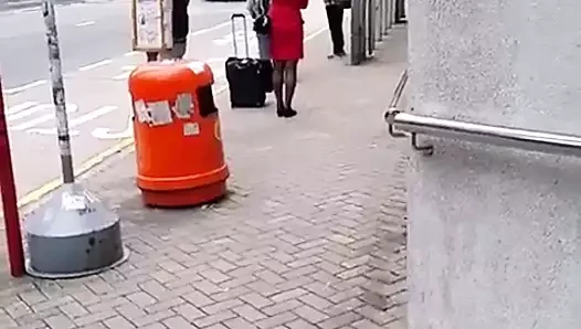 Otobüs bekleyen uçan görevli