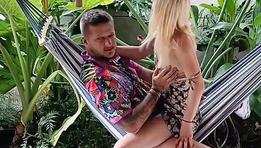 Kızıl Saçlı Sarışını Renklendiriyor Salıncakta Yarağı Seviyor