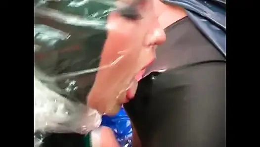 Yarak arayan iki çılgın sürtük için fetiş sapıklık oyunu