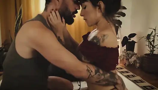 Büyük popolu kahverengi esmer harika bir penis masajı alıyor