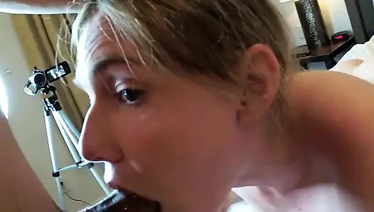 Sevimli sarışın asi rhyder gırtlağına kadar sikişiyor