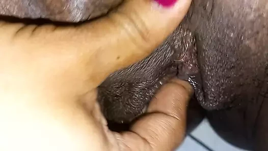 Sulu ve sıkı amcık ateşli esmer mastürbasyon yapıyor, böylece bir yarak onu sikmeye cesaret ediyor