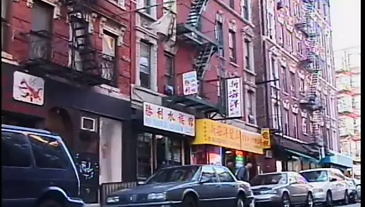 iki adam bağlı ve alay tarafından Asya metresi içinde restoran