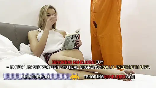 Mini okul üniformalı etekli uzun bacaklı en ateşli üniversiteli kız inanılmaz ateşli bir elle muamele çekiyor