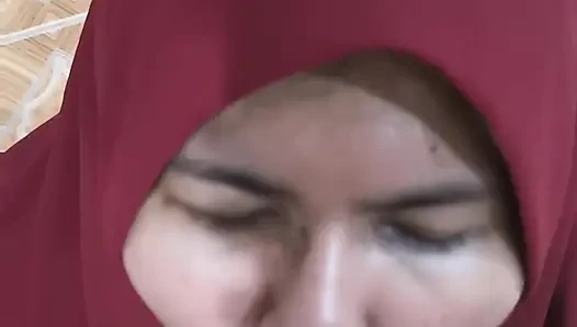 Hizmetçi kendini suçlu hissetti, bu yüzden efendisinin emirlerine uymak zorunda kaldı.