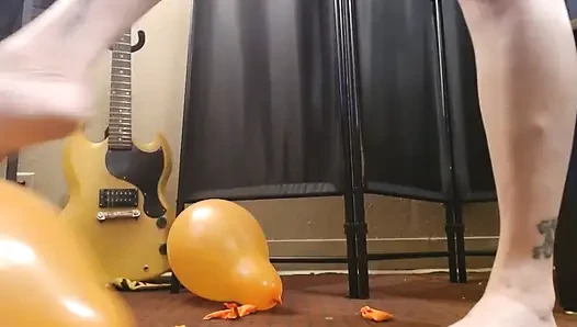 Toenail bir grup turuncu balon patlatıyor