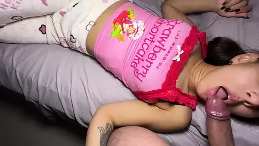 Dar pijamalı yeni üvey kızım her zaman yatak odasının kapısını açık bırakıyor